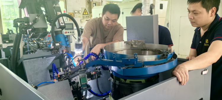 两台自动化后加工设备到厂员工操作培训现场（20240523）